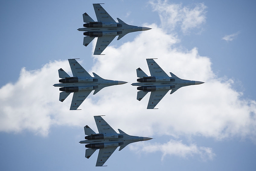 Russian aerobatic teams held a unique air show in honor of the 80th ...