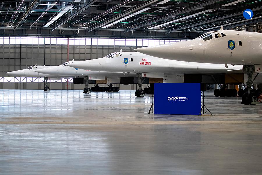 Putin climbs into cockpit of Tu-160M bomber as he visits aircraft plant ...