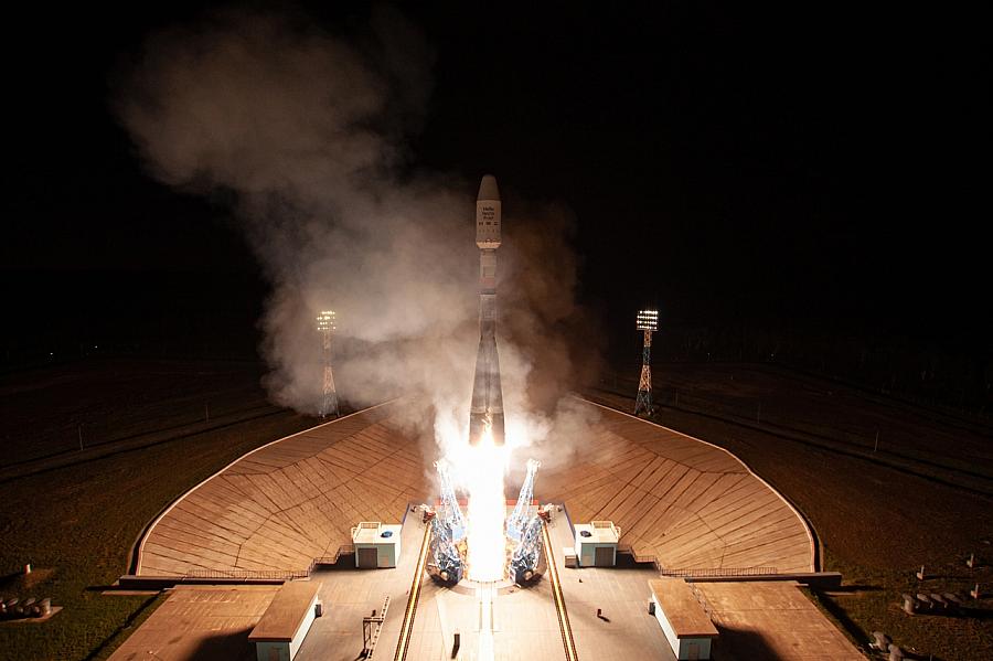 Russian Soyuz-2.1b Rocket With 36 British Satellites Blasts Off From ...